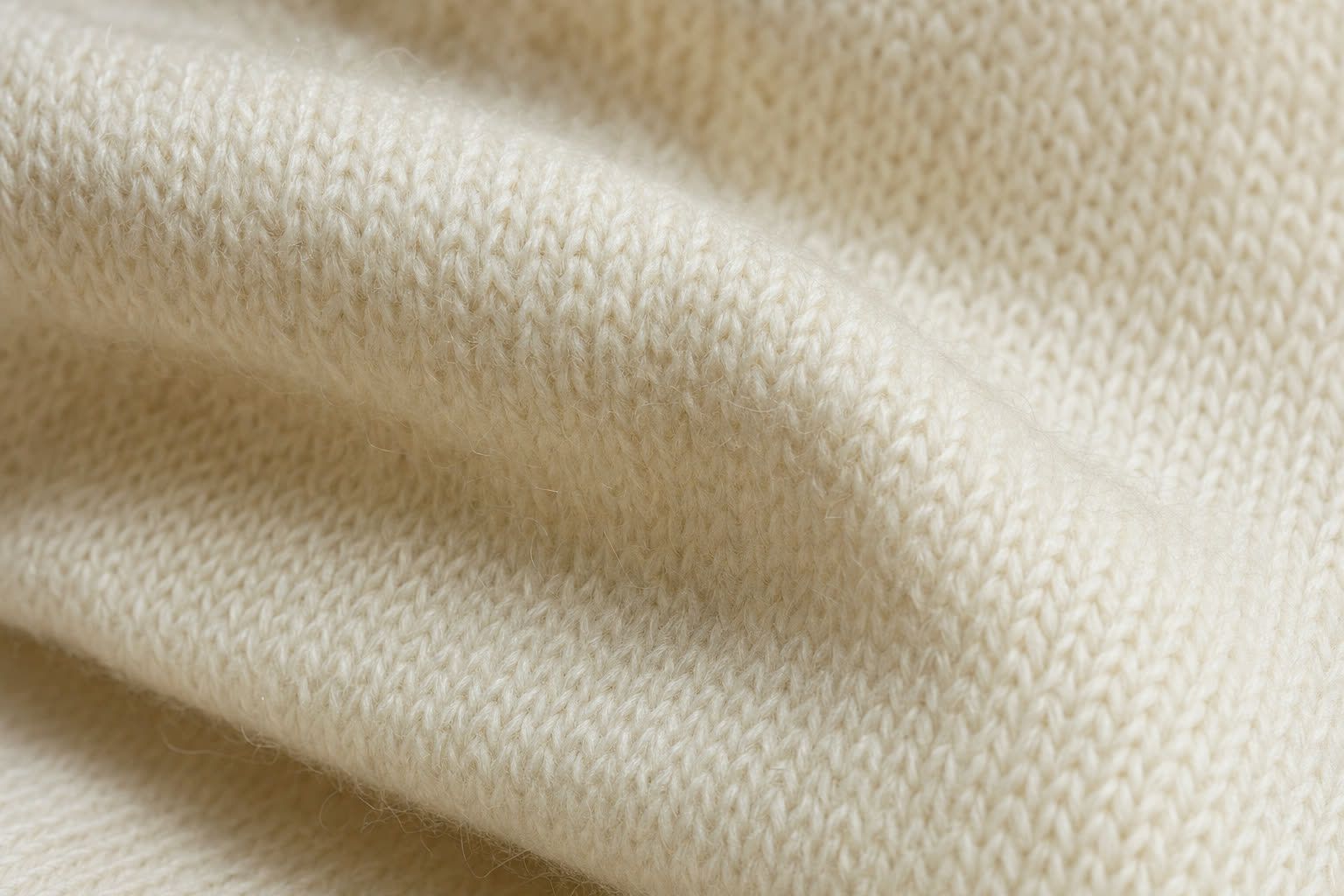 Dettaglio macro di una maglia in cashmere avorio